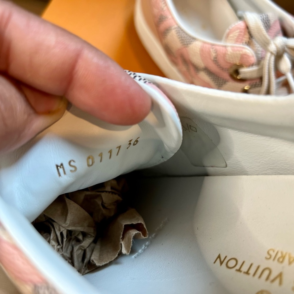 Sold x Louis Vuitton Front Row Tahitienne Bora Bora Damier Azur sneakers - Picture 9 of 10
